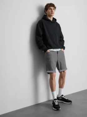 Smalpassade jeansshorts med medelhög midja
