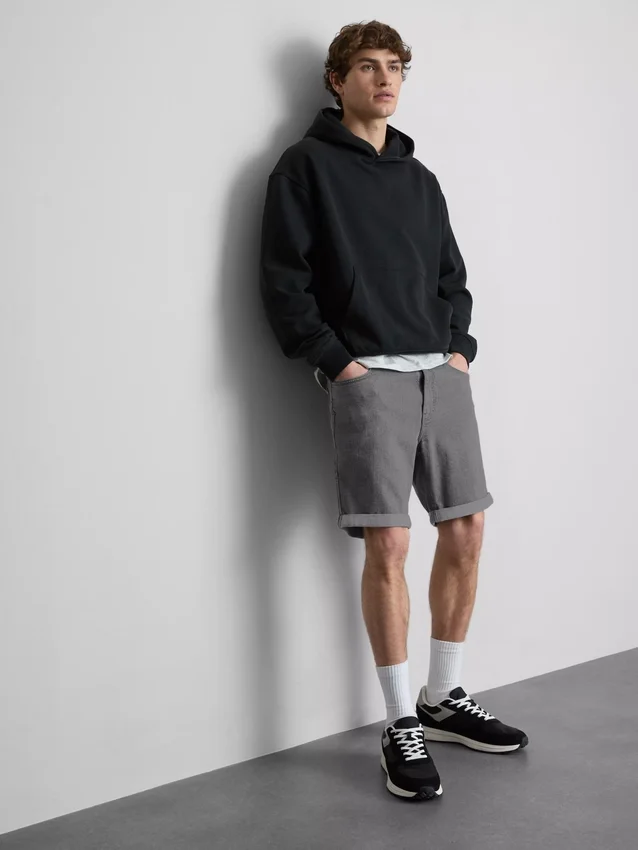 Smalpassade jeansshorts med medelhög midja