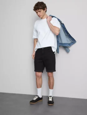 Smalpassade jeansshorts med medelhög midja