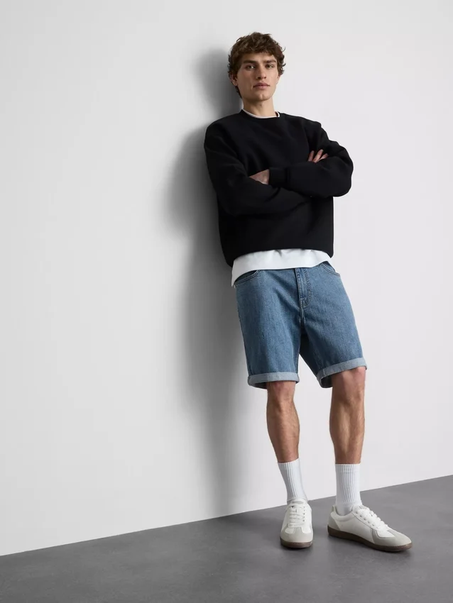 Smalpassade jeansshorts med medelhög midja