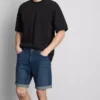 Smalpassade jeansshorts med medelhög midja