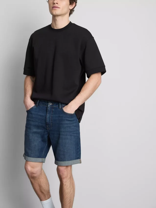 Smalpassade jeansshorts med medelhög midja