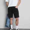 Smalpassade jeansshorts med medelhög midja