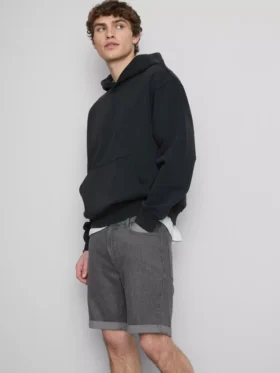 Smalpassade jeansshorts med medelhög midja