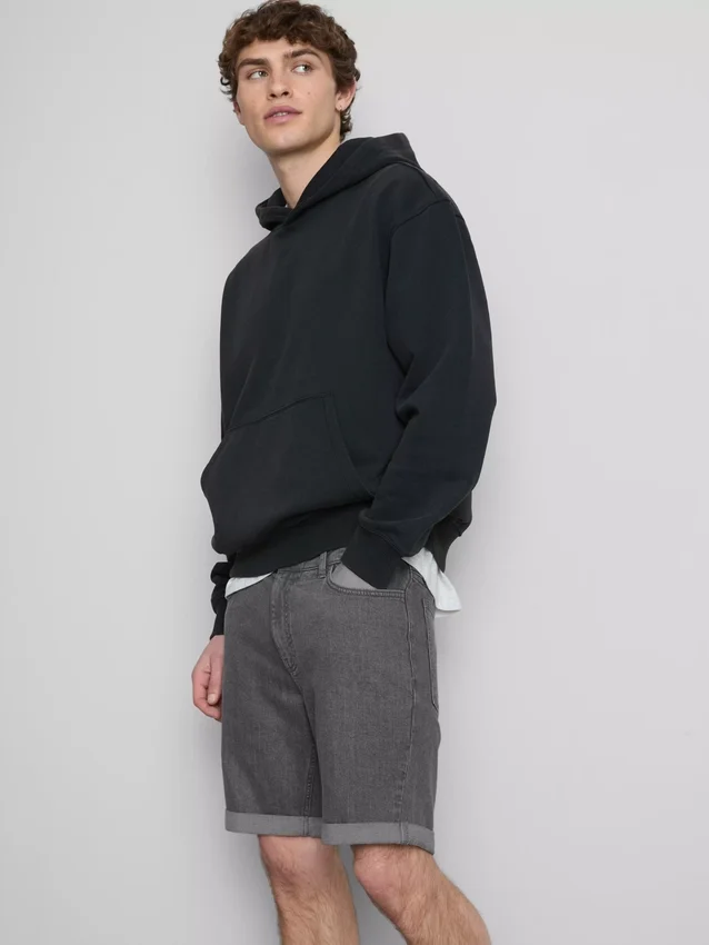 Smalpassade jeansshorts med medelhög midja