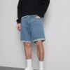 Smalpassade jeansshorts med medelhög midja