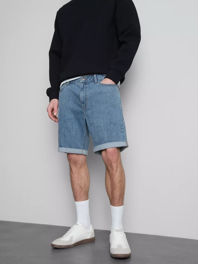 Smalpassade jeansshorts med medelhög midja