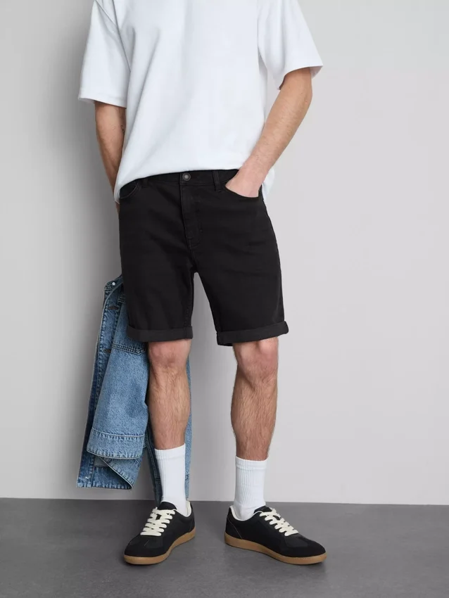 Smalpassade jeansshorts med medelhög midja