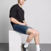 Smalpassade jeansshorts med medelhög midja