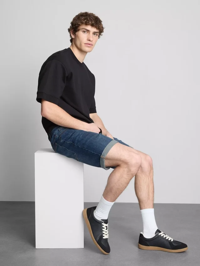 Smalpassade jeansshorts med medelhög midja