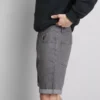 Smalpassade jeansshorts med medelhög midja