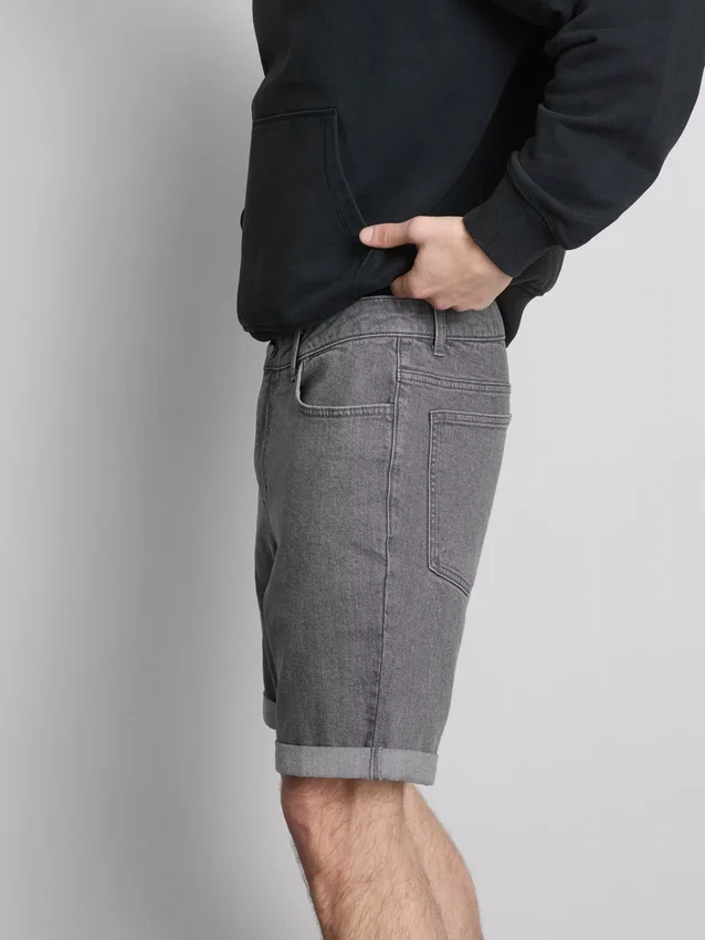 Smalpassade jeansshorts med medelhög midja