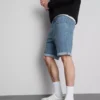 Smalpassade jeansshorts med medelhög midja