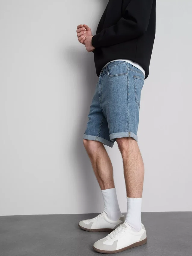 Smalpassade jeansshorts med medelhög midja