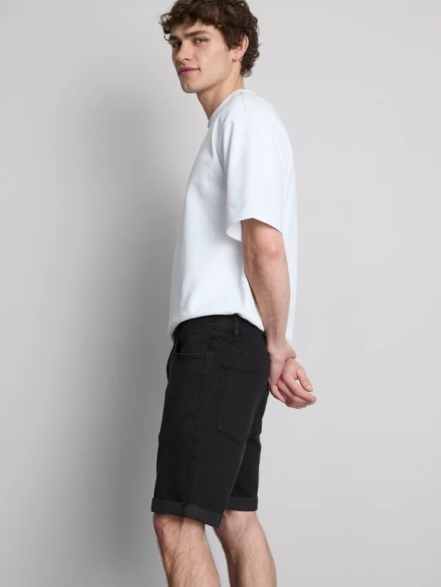Smalpassade jeansshorts med medelhög midja