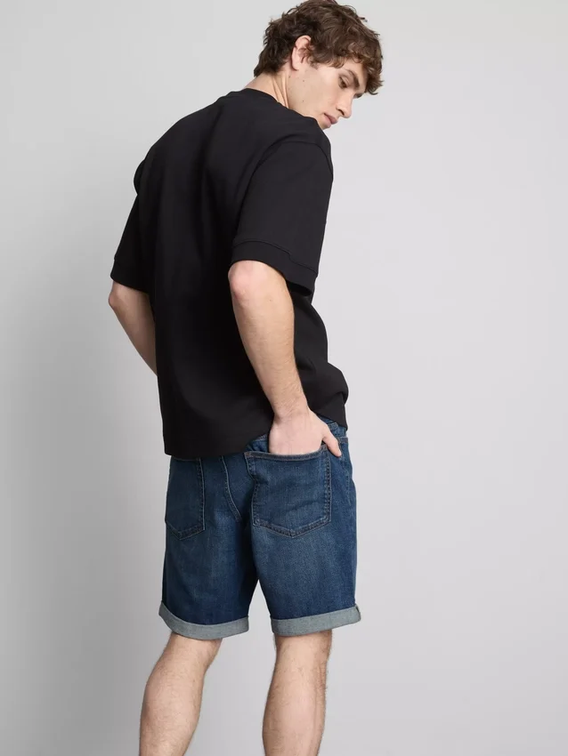Smalpassade jeansshorts med medelhög midja