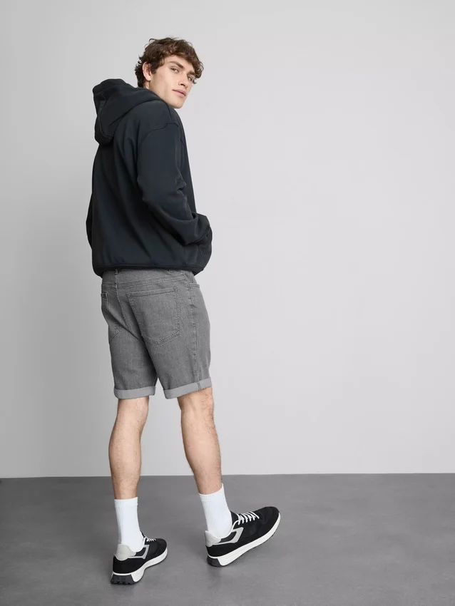 Smalpassade jeansshorts med medelhög midja