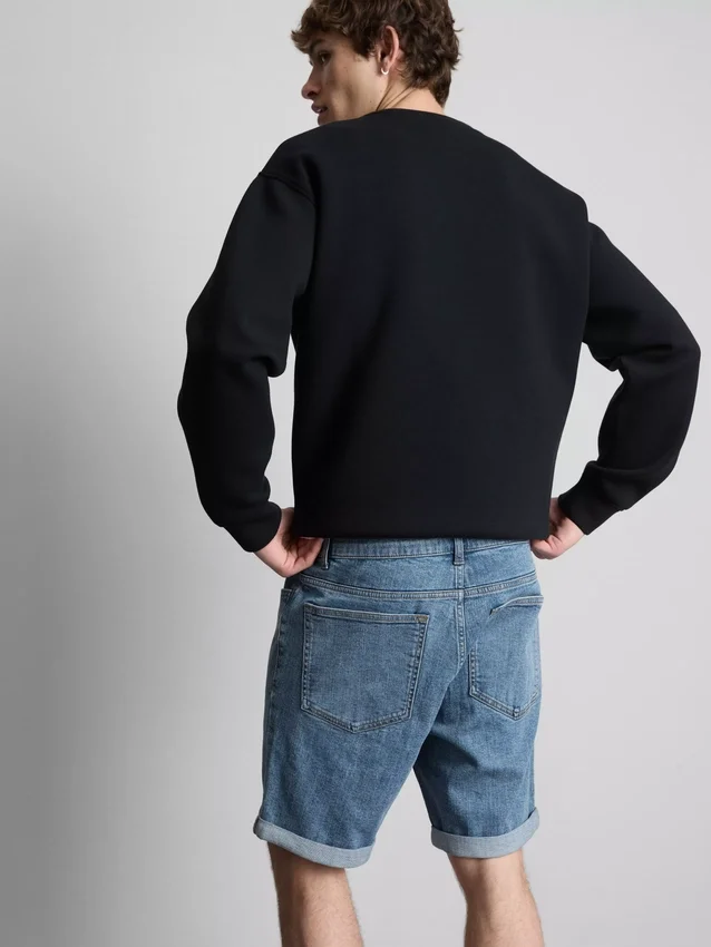 Smalpassade jeansshorts med medelhög midja