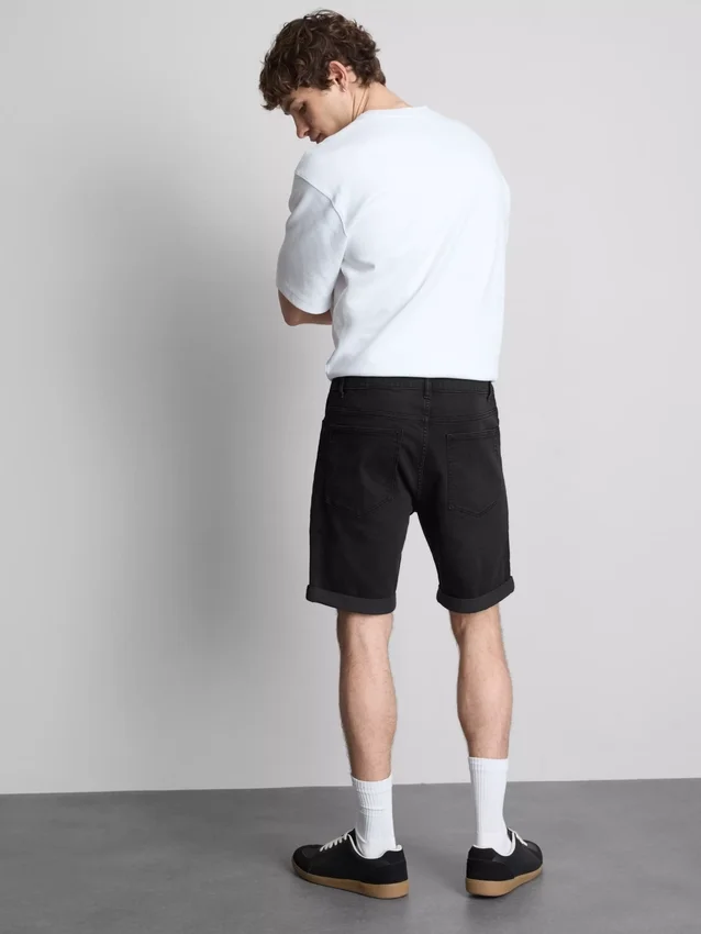 Smalpassade jeansshorts med medelhög midja