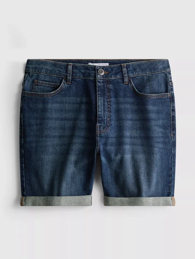 Smalpassade jeansshorts med medelhög midja