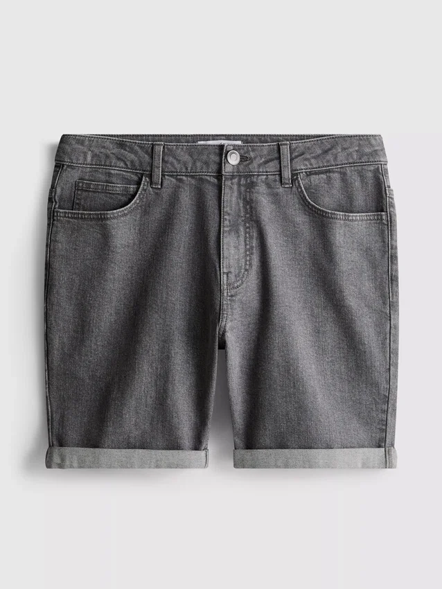 Smalpassade jeansshorts med medelhög midja
