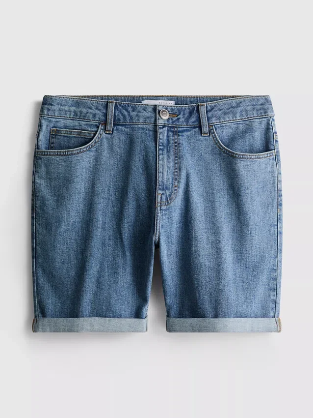 Smalpassade jeansshorts med medelhög midja