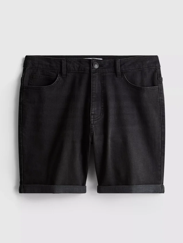 Smalpassade jeansshorts med medelhög midja