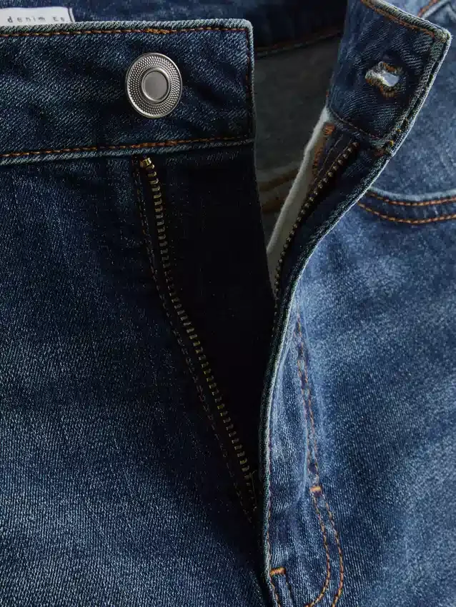 Smalpassade jeansshorts med medelhög midja