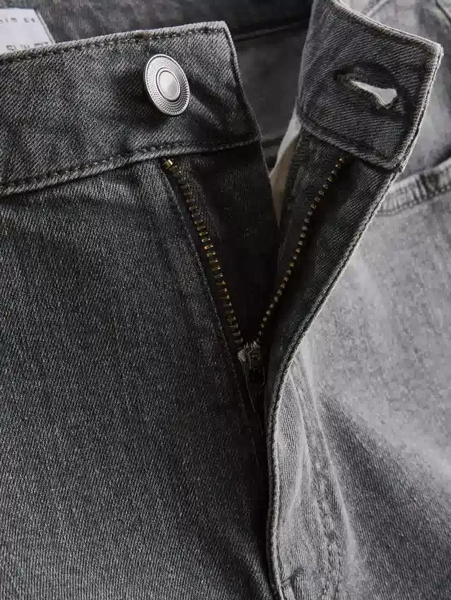 Smalpassade jeansshorts med medelhög midja