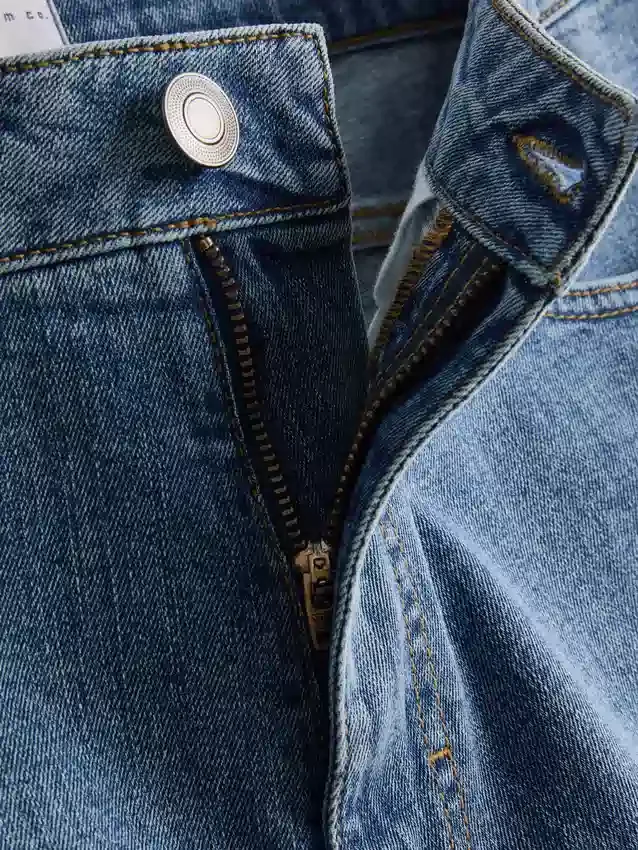 Smalpassade jeansshorts med medelhög midja