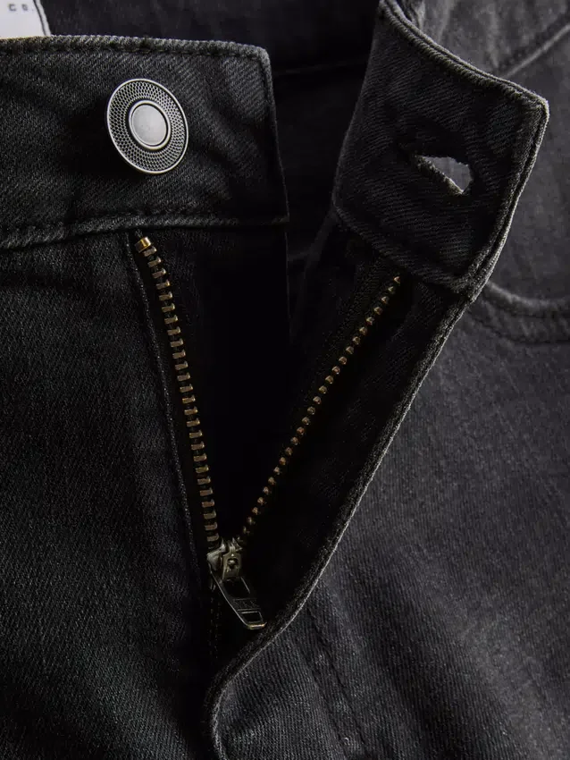 Smalpassade jeansshorts med medelhög midja