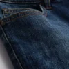 Smalpassade jeansshorts med medelhög midja