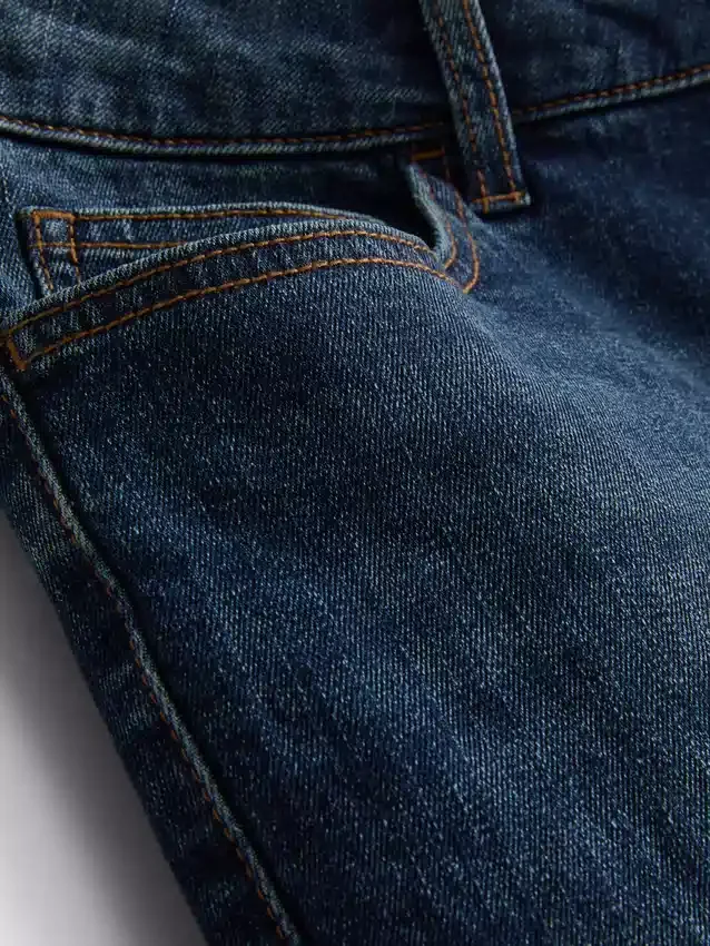 Smalpassade jeansshorts med medelhög midja
