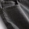 Smalpassade jeansshorts med medelhög midja