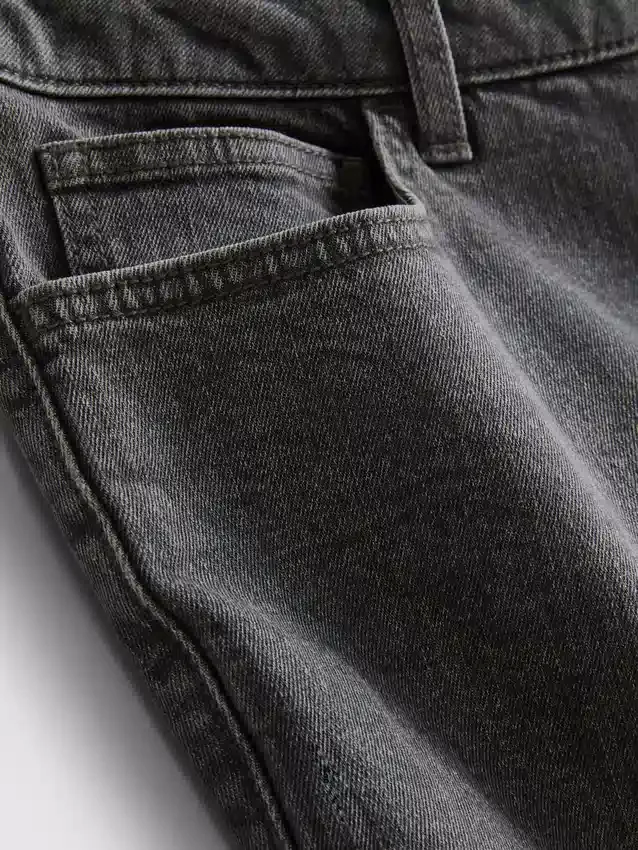 Smalpassade jeansshorts med medelhög midja