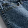Smalpassade jeansshorts med medelhög midja