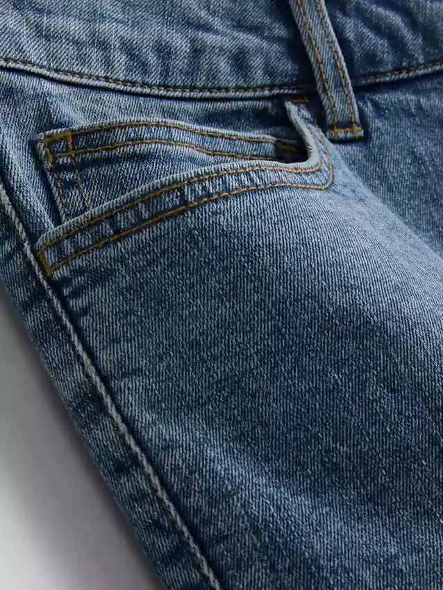 Smalpassade jeansshorts med medelhög midja