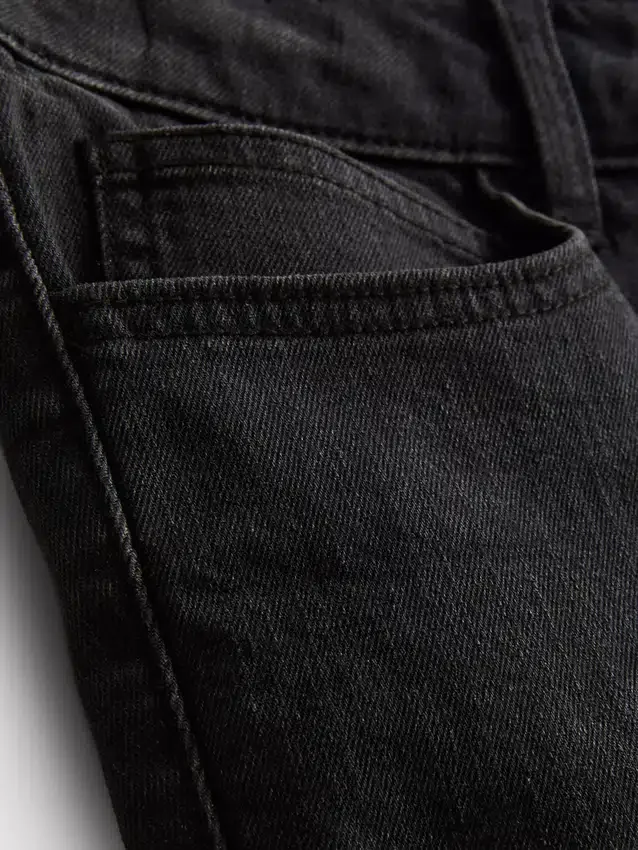 Smalpassade jeansshorts med medelhög midja