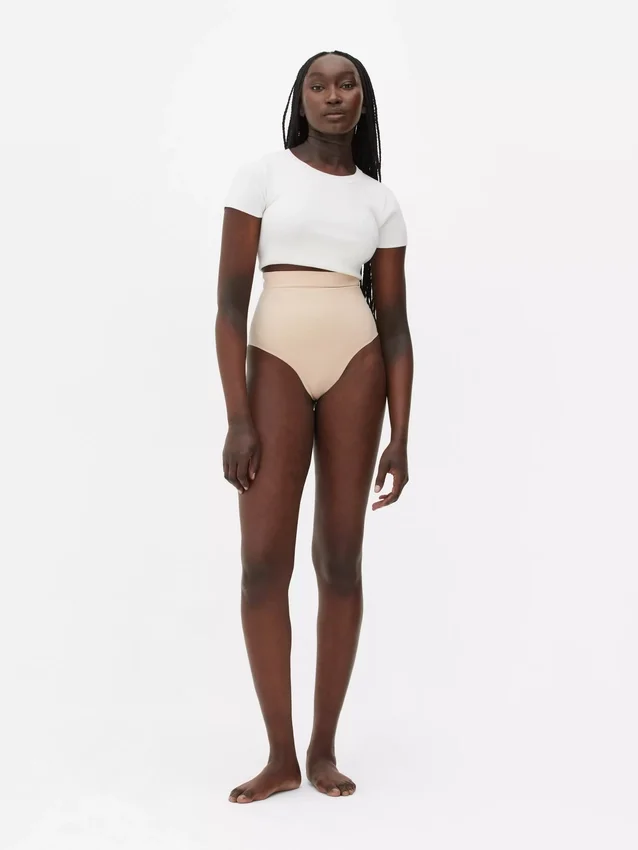 Sömfri stringtrosa med hög midja som shapewear
