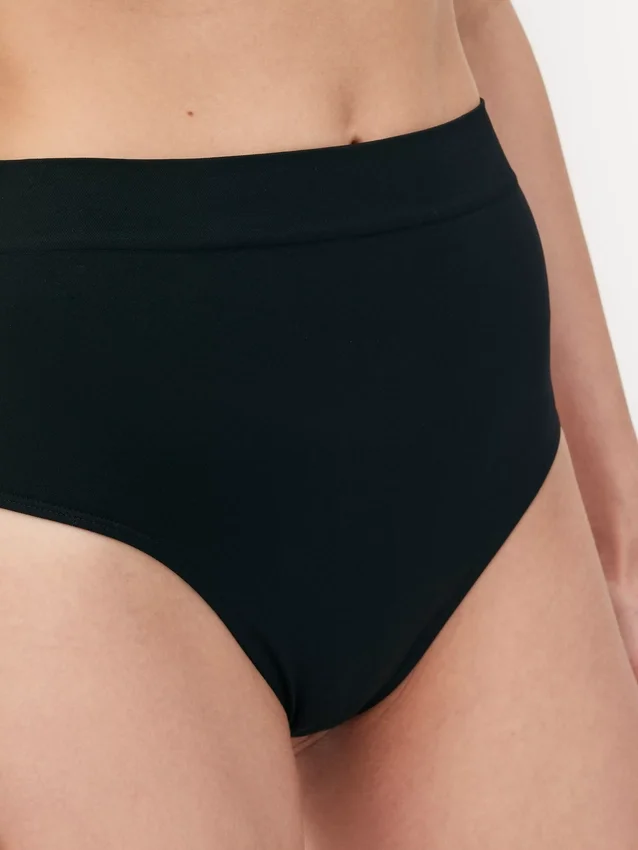 Sömfri stringtrosa med hög midja som shapewear