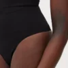 Sömfri stringtrosa med hög midja som shapewear