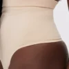 Sömfri stringtrosa med hög midja som shapewear