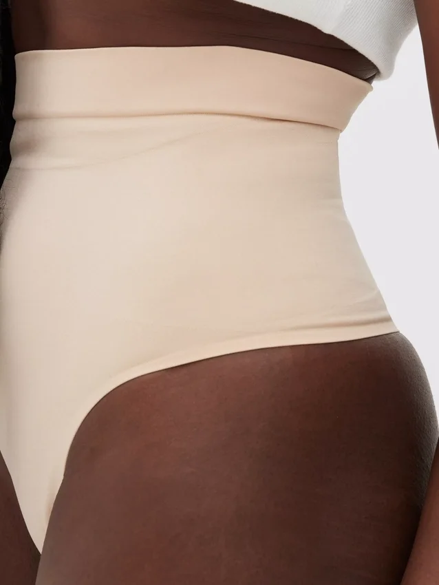 Sömfri stringtrosa med hög midja som shapewear