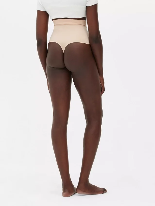 Sömfri stringtrosa med hög midja som shapewear