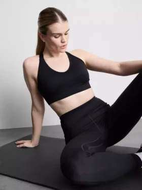 Sömlös aktiv crop-top med korsad rygg