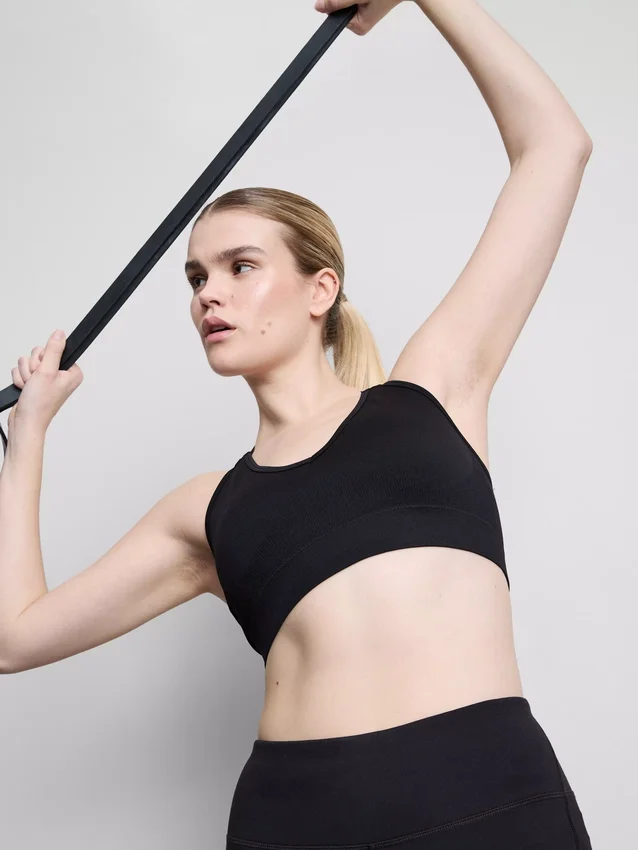Sömlös aktiv crop-top med korsad rygg