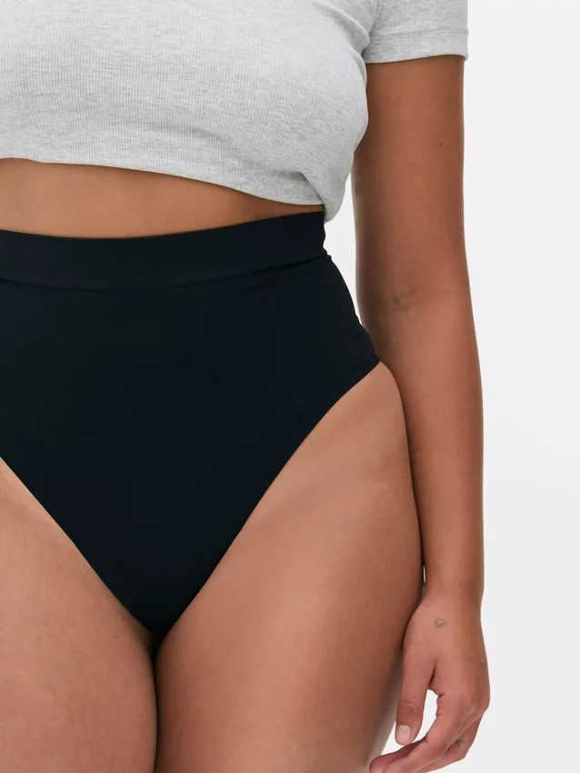 Sömlös, formande string med hög midja