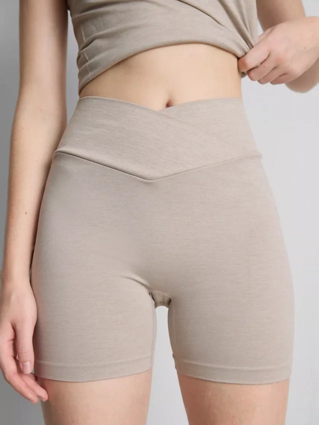 Sömlösa träningsshorts med korsat midjeband