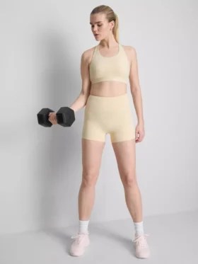 Smörmjuk crop top med spaghettiband