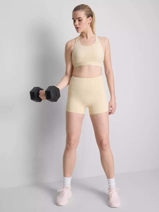Smörmjuk crop top med spaghettiband